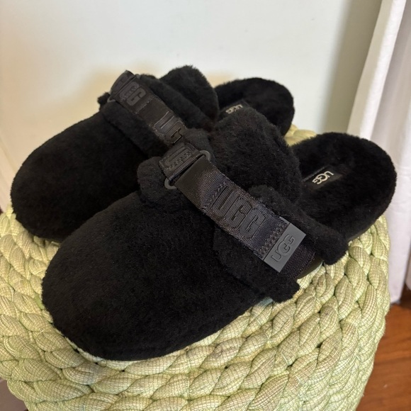 UGG Black Fuzzy Wool Closed Round Toe Logo Print Strap Slippers NWOB - Picture 2 of 10